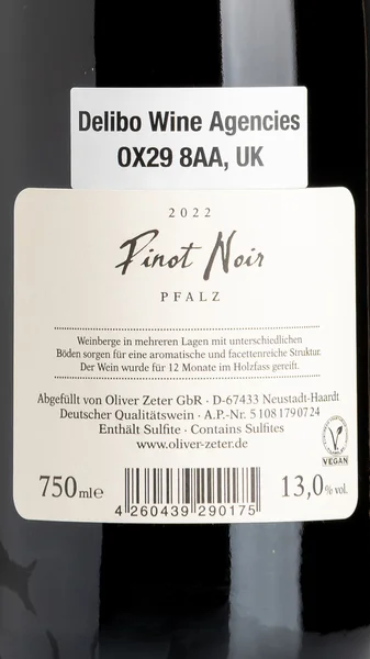 Oliver Zeter Pinot Noir 2023 view 3